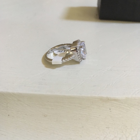 Sterling Silver 3 Carat Cubic Zirconia Ring - Picture 4 of 5